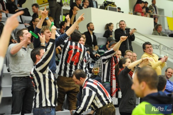 Die Fans feiern das 4:1 gegen Frohnlach. Foto:Dirk Meier, Fupa.net