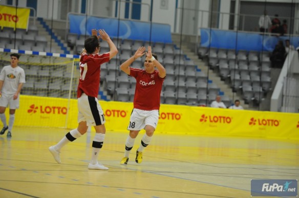 Zwei Futsal-Ausnahmekönner: Simon Salzinger und Chris Riedl bejubeln das 4:1 gegen Kaufbeuren. Foto: Peter Mularczyk