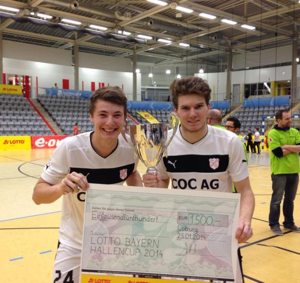 Christoph Popp und Sebastian Spinner präsentieren stolz Pokal und Siegerscheck