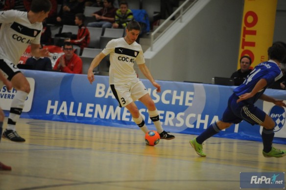 Leitwolf Ronald Schmidt kann es auch mit dem Futsal-Ball. Foto: Peter Mularczyk